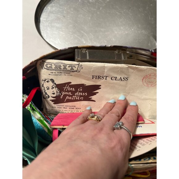 1960s Vintage Tin With Assorted Sewing Notions & Patterns - Picture 8 of 12